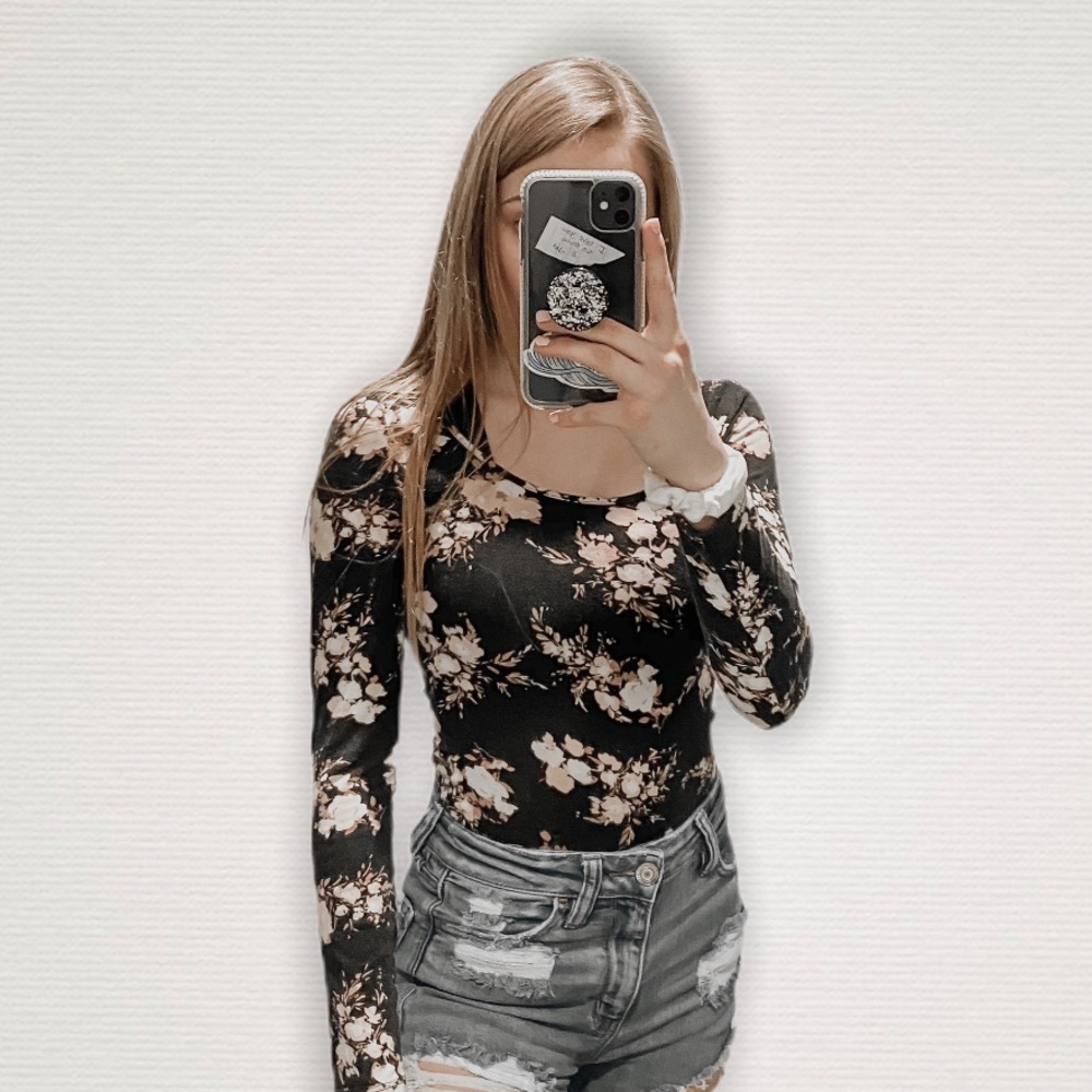 🌸3/$25: Floral Cropped Longsleeve